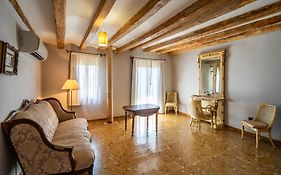 Lo Palauet De La Muralla